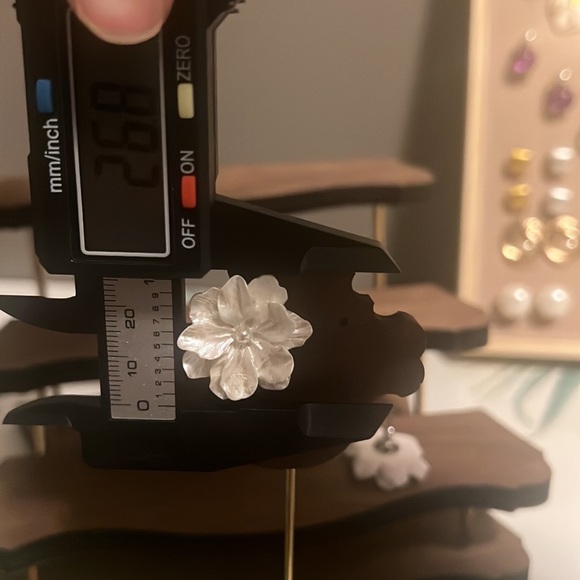 Cream Camellia Earrings in Resin - Picture 6 of 8